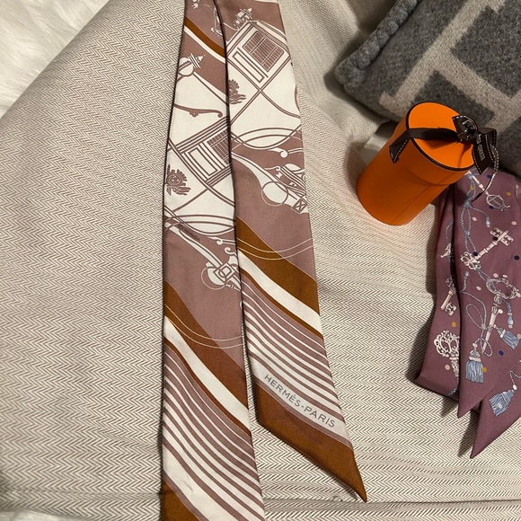 HERMES Silk Ex-Libris Twilly Beige White Caramel - Picture 2 of 3